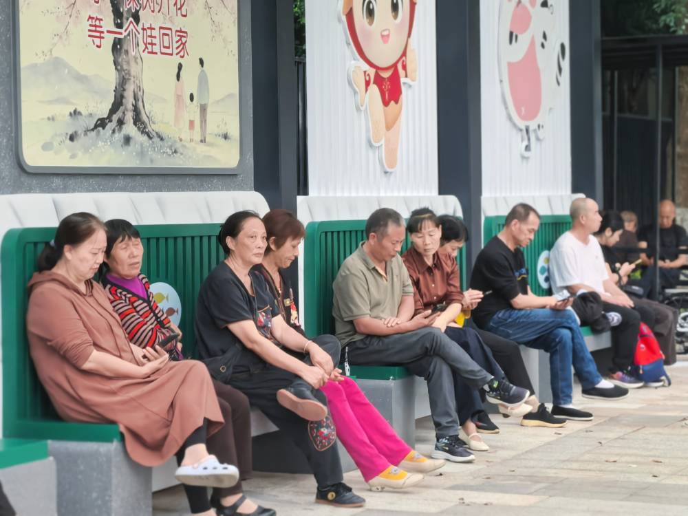 巴南投用“爱的守护驿站” 改善家长等候环境